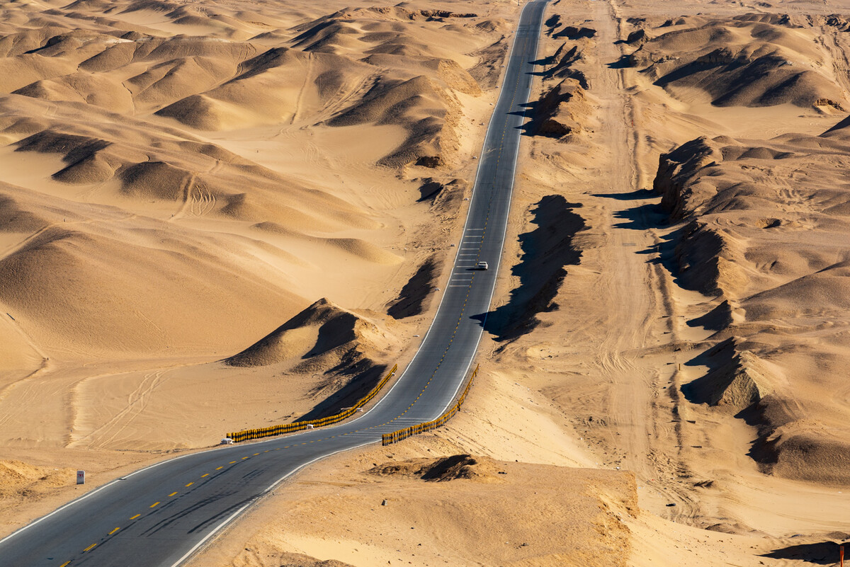 戈壁上的鋼鐵動(dòng)脈——公路與鐵路的交響